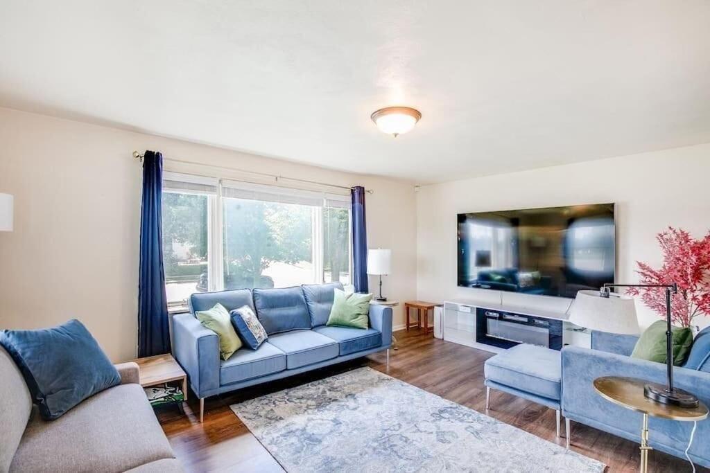 Home 3 Minutes from Notre Dame Sleeps 8 - Bed and Breakfast South Bend