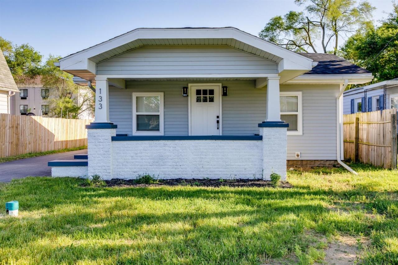 Cozy 2BR Home Near ND - Perfect for Game Day Stays - Chambres d'hôtes South Bend