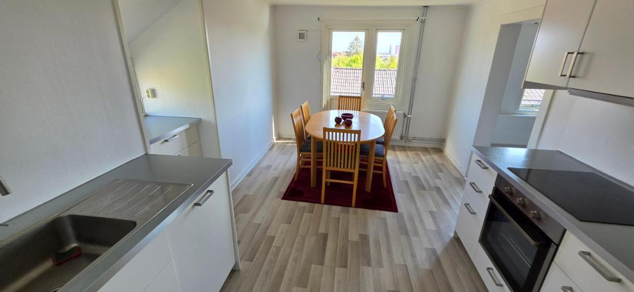 Central belägen lägenhet på andra våning inkl rum på delvis inredd vind - Chambres d'hôtes Falkenberg