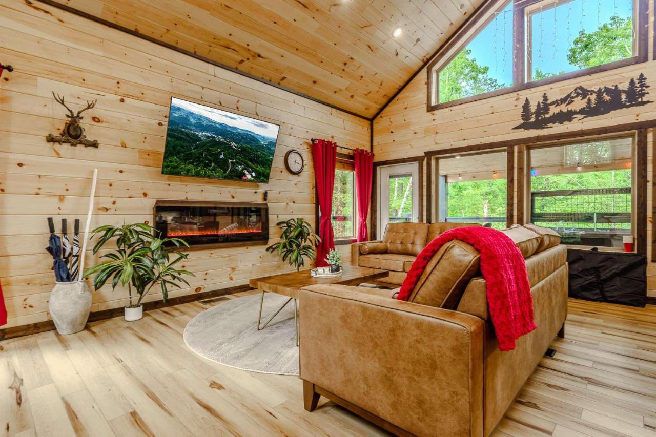 New Build 2B-2B Cabin With HotTub - B&B Sevierville