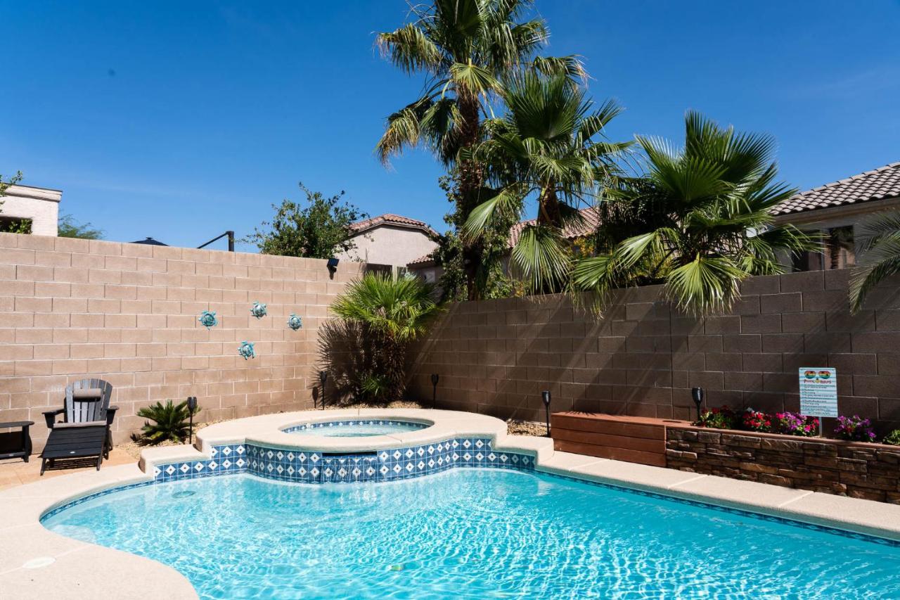 Spotless luxury 5 Bed 3 Bath home with private HEATED saltwater pool & spa, Level 2 EV station 3 King & 3 Queen - B&B Las Vegas