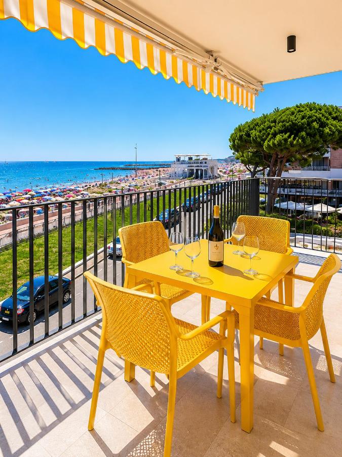 Superior Two-Bedroom Apartment with Terrace and Sea Front
