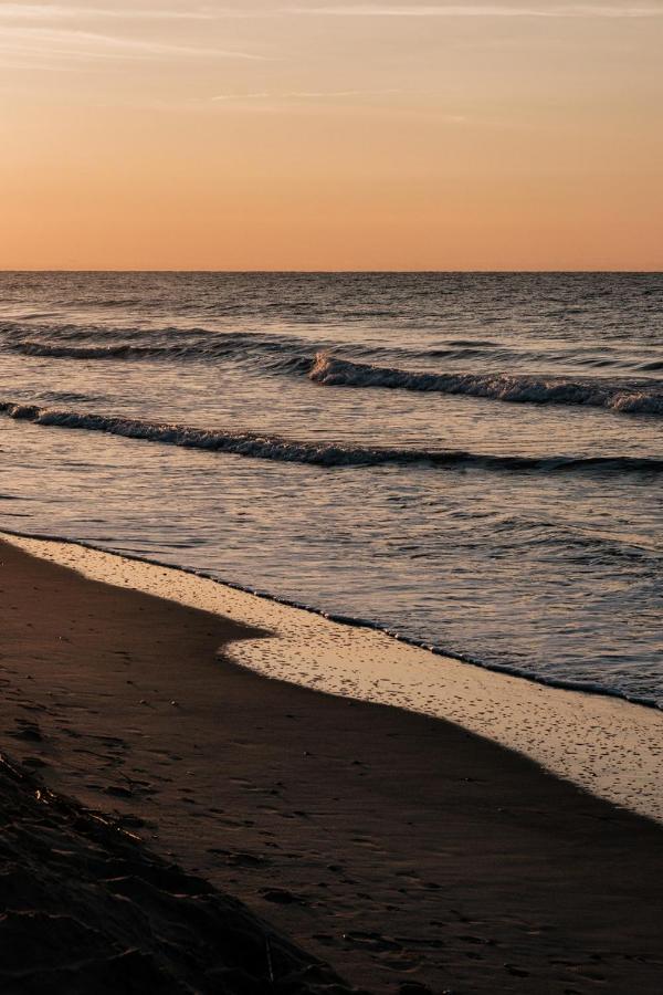 Coastal Retreat at Ocean Isle Beach 1 mile to Sunset Beach with Fire Pit and Spacious 4Bedroom - Chambres d'hôtes Ocean Isle Beach