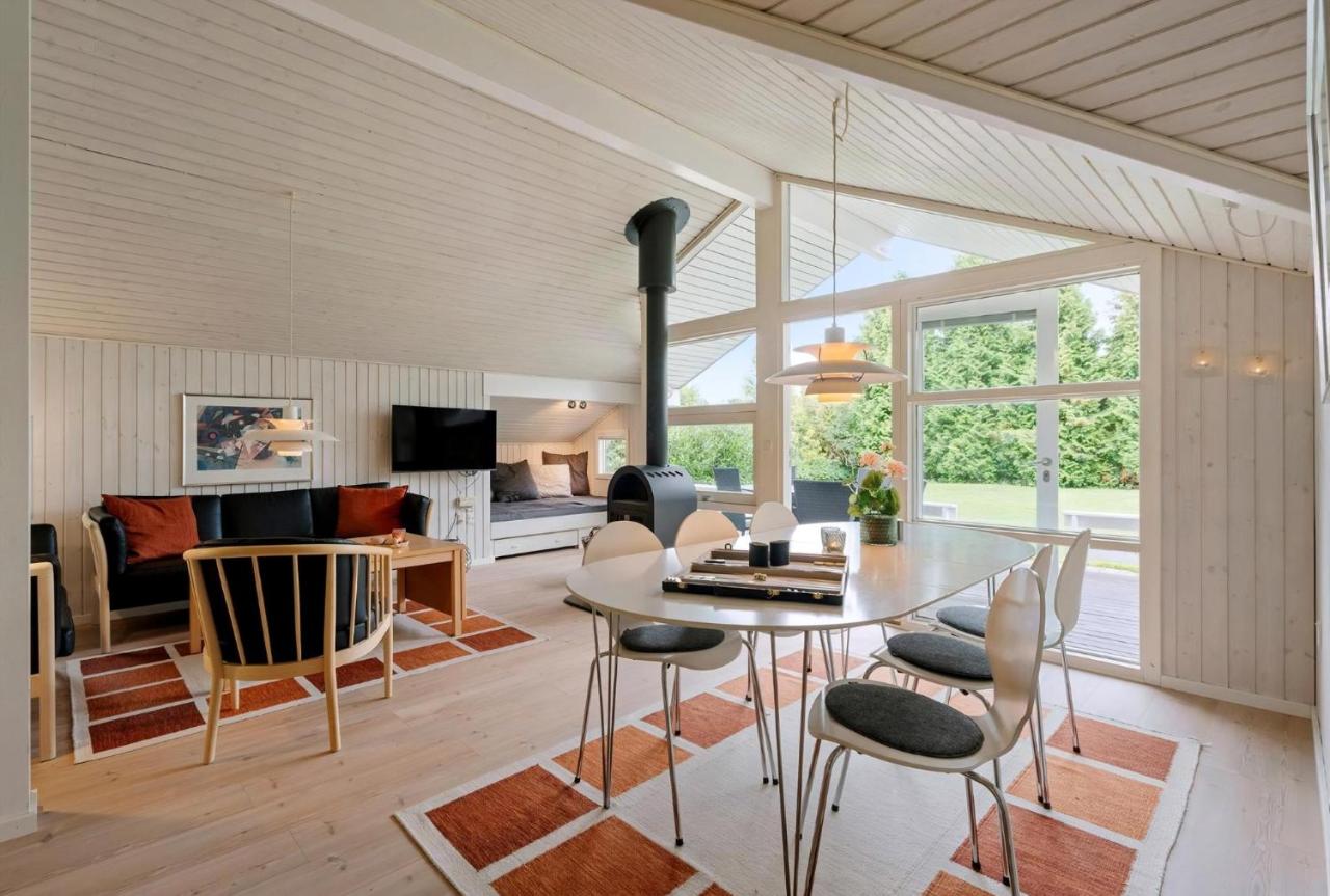 Summer House Close To Nature And Beach - Chambres d'hôtes Dronningmølle