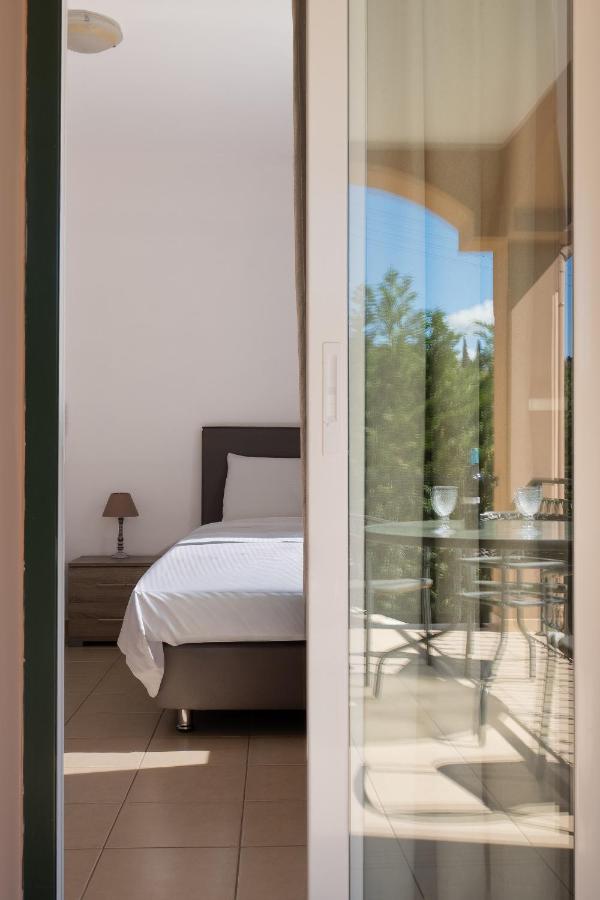 Villa Renata -Pool, Large Garden & Free Parking, 2 Minutes Walk from The Beach - B&B Barbáti