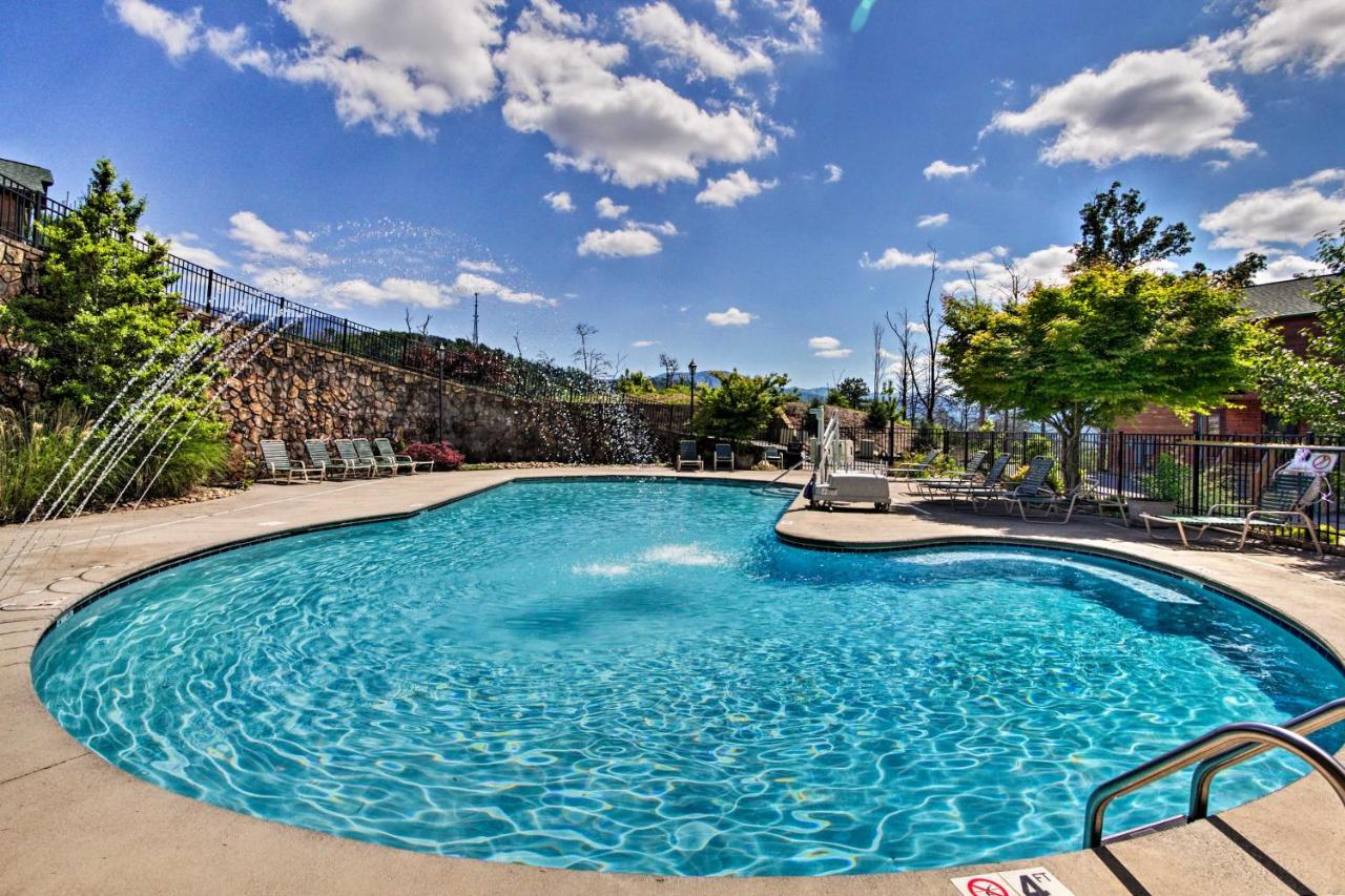 Hot Tub & Game Room! Resort Cabin 4 Mi to GSMNP - Bed and Breakfast Gatlinburg
