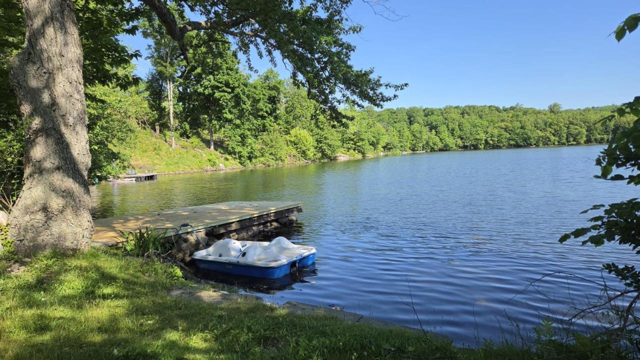 Lakefront Retreat w/ Pool & Boats – Sleeps 12 - B&B Monroe