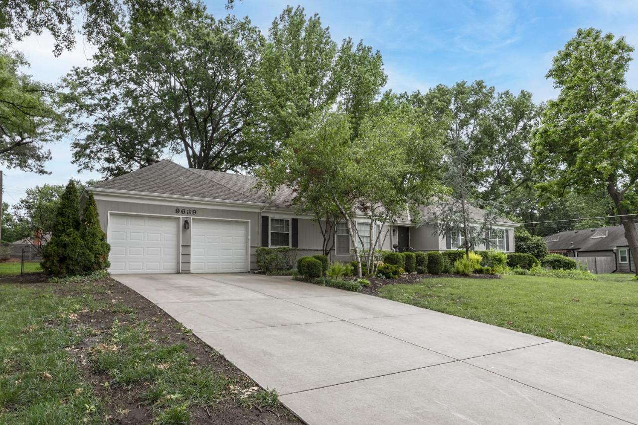 Spacious Overland Park Home Walk to Dining 20 Min to Stadium - Bed and Breakfast Overland Park