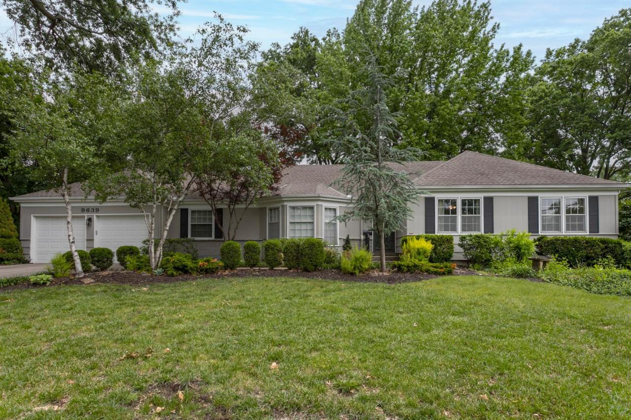 Spacious Overland Park Home Walk to Dining 20 Min to Stadium - Bed and Breakfast Overland Park