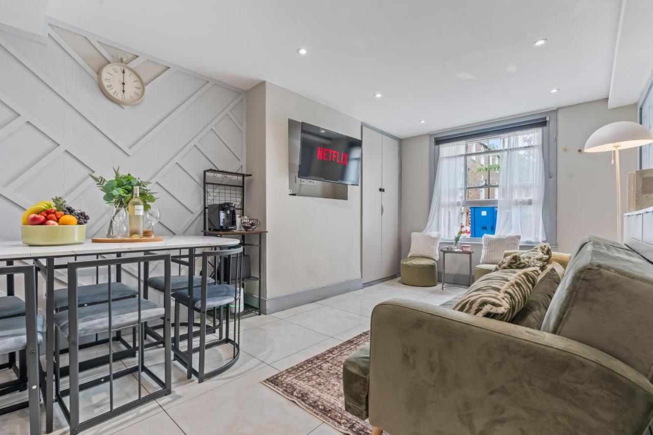 Stylish 3 Bed Town House in Holland Park - Central London - Free WiFI - Chambres d'hôtes Londres