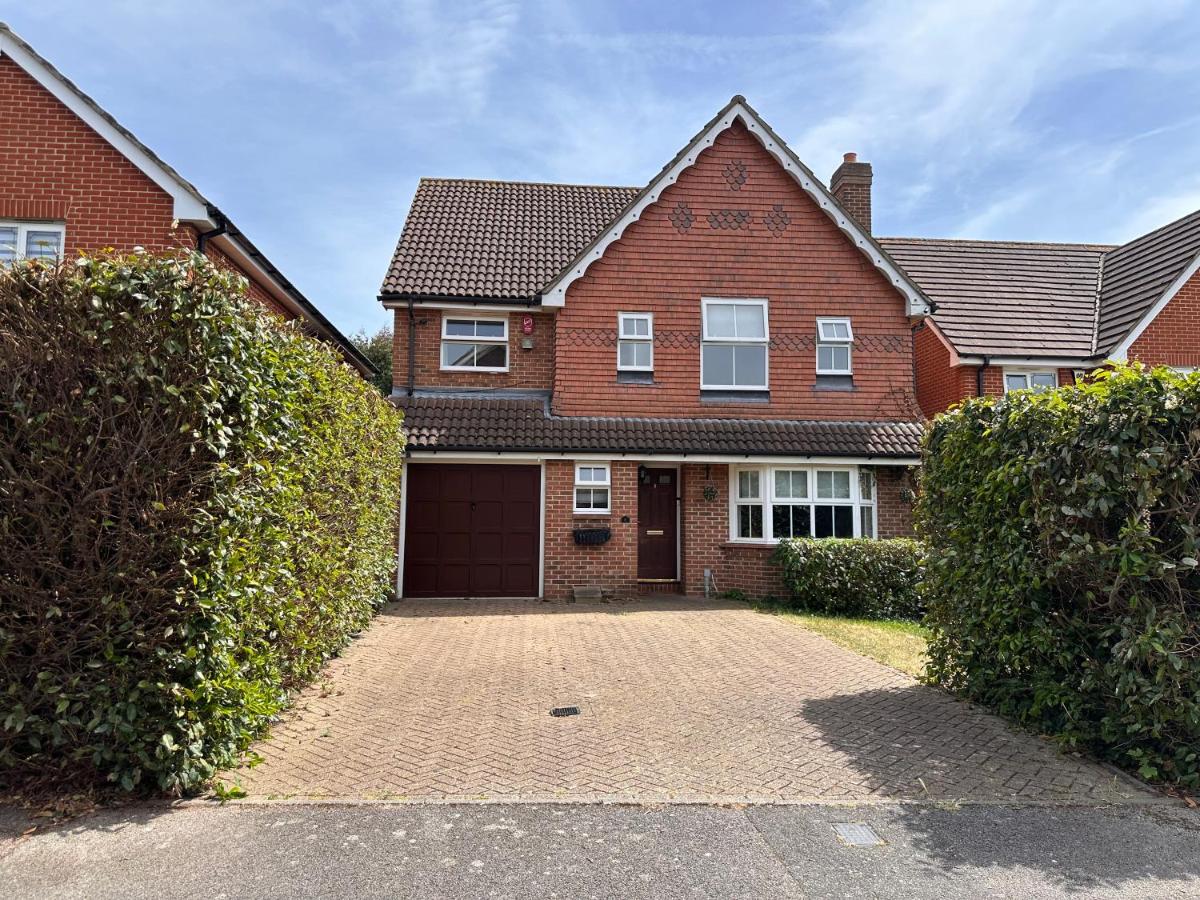 Spacious 4 Bed Home near Elizabeth Line, great for Contractors, Families, Groups & Insurance stays - B&B Romford