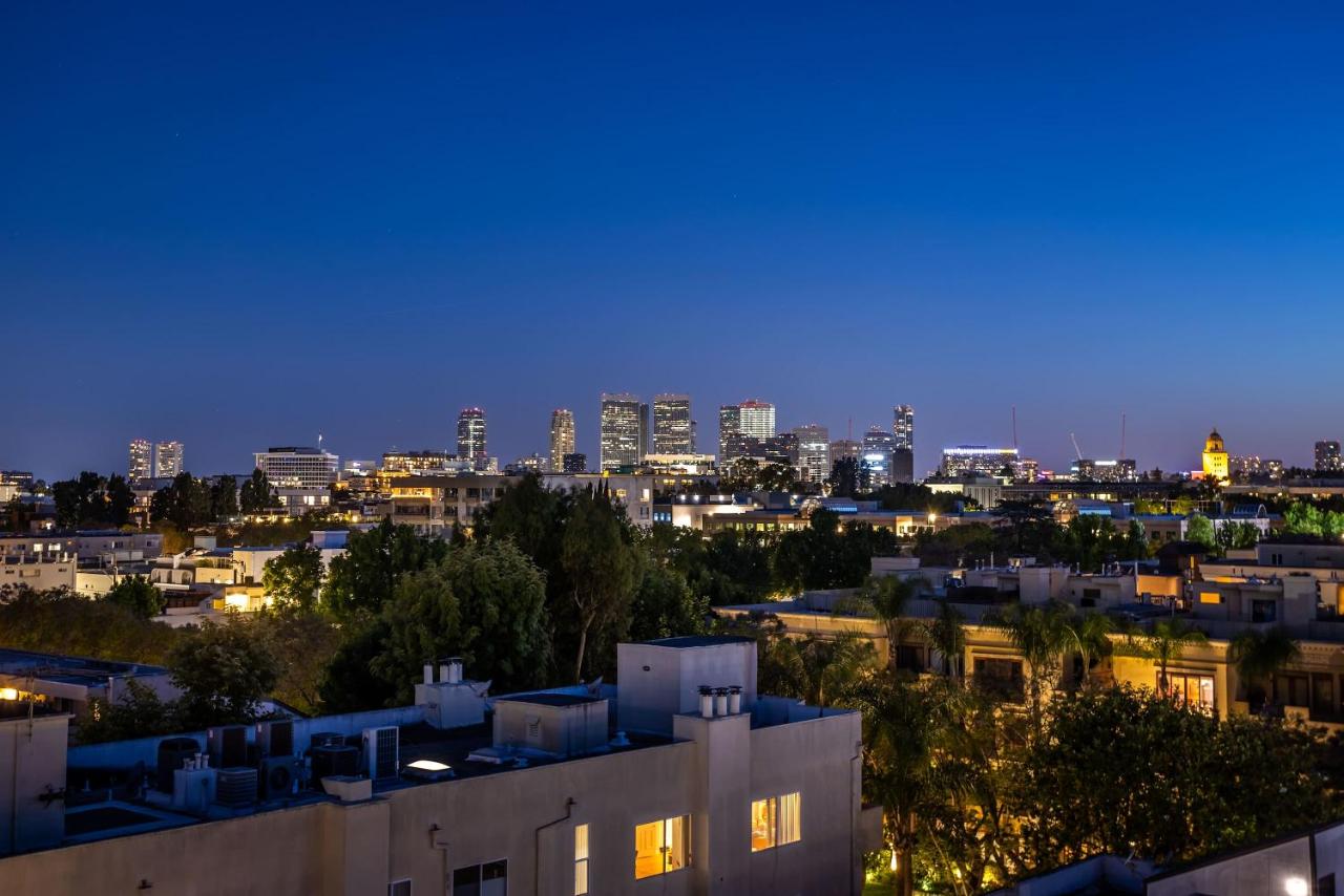 Beverly Hills Private Residence with Rooftop Jacuzzi - Bed and Breakfast Los Angeles