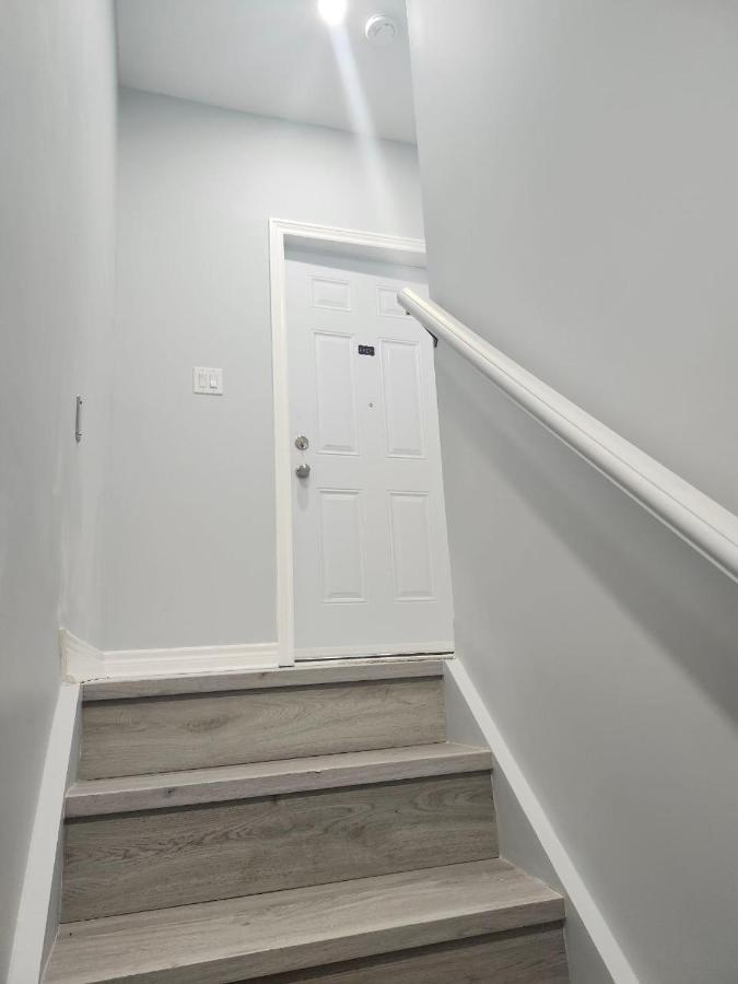 King Bedroom Stylish Unit with Seperate entrance - Ferienwohnung Oshawa