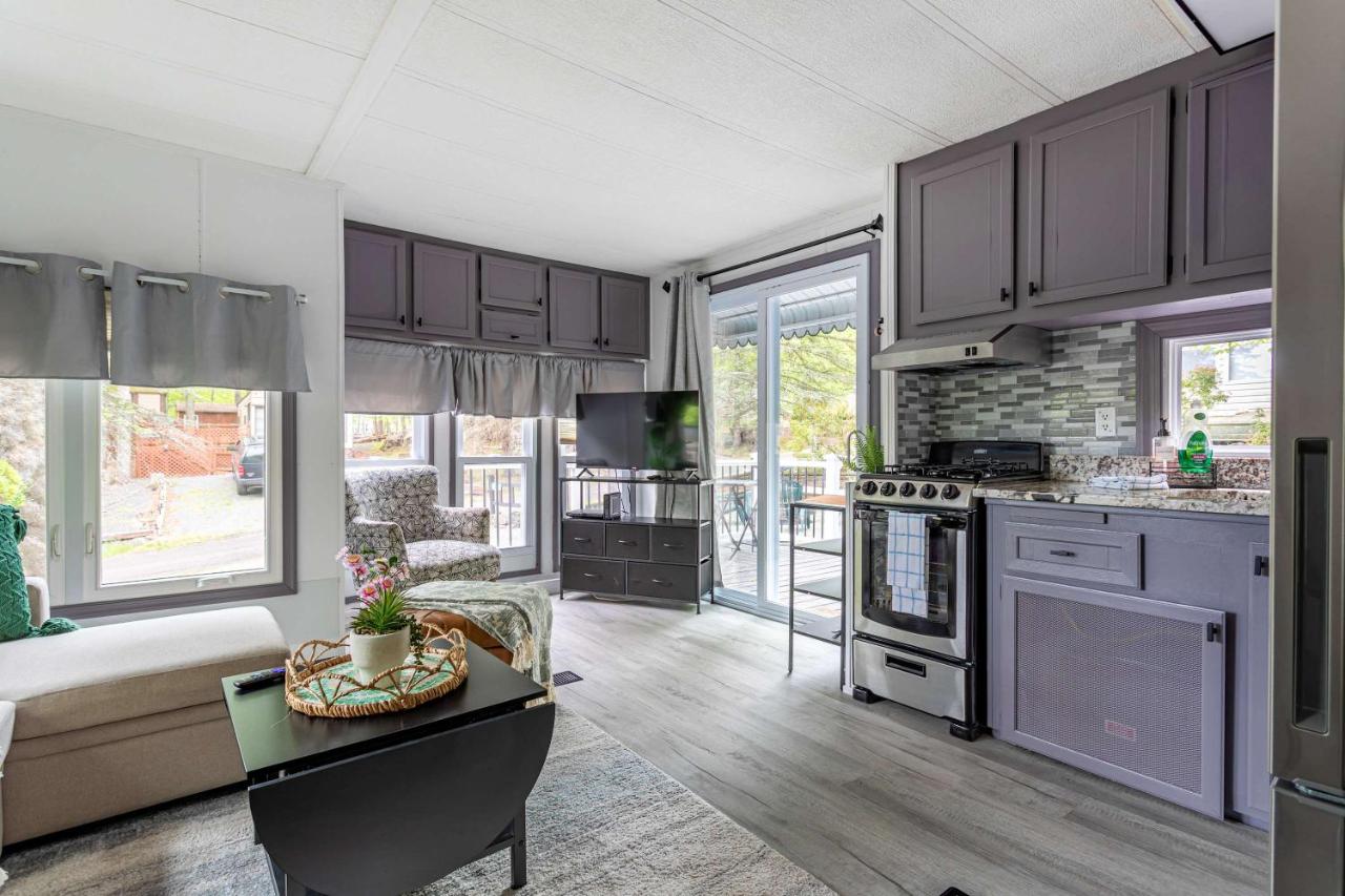The Cranny Tiny Home Fire Pit Close to Lake - Chambres d'hôtes Maple Lake