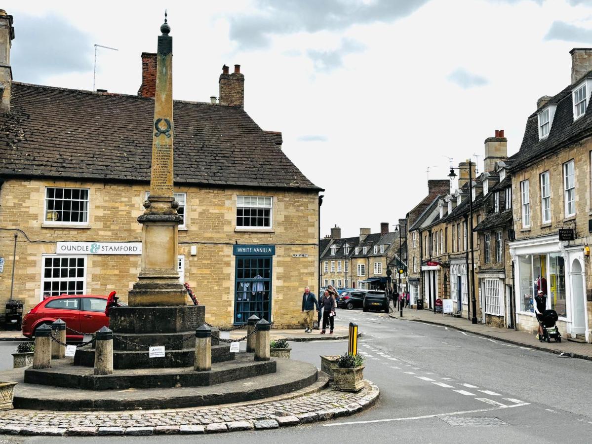 Beautiful Stylish 3 Bedroom Converted Chapel Dog Friendly Central - Bed and Breakfast Oundle