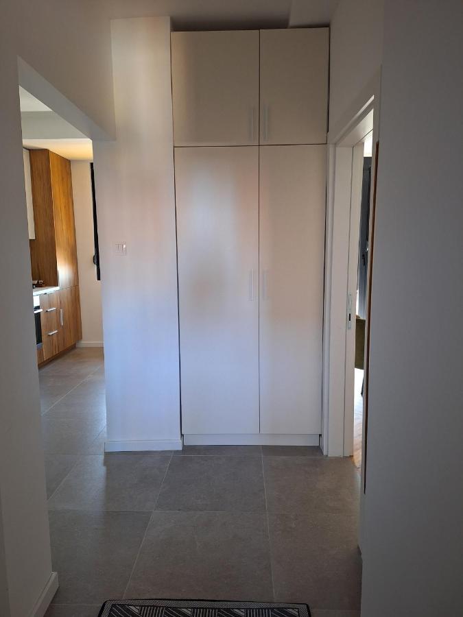Stylish City Center Apartment with Private Parking - Ferienwohnung Skopje