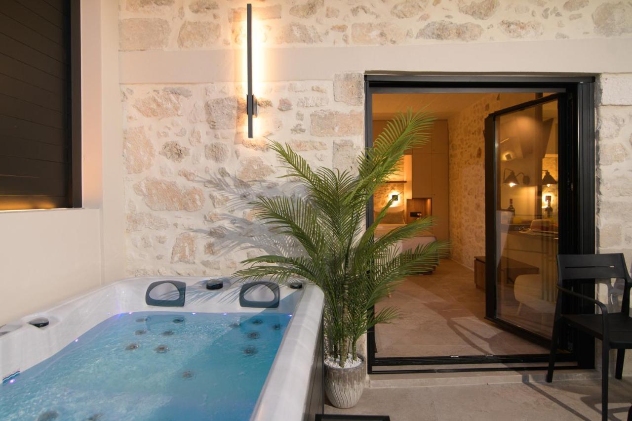 Lithos Luxury Stone Home with jacuzzi - B&B Kyriánna