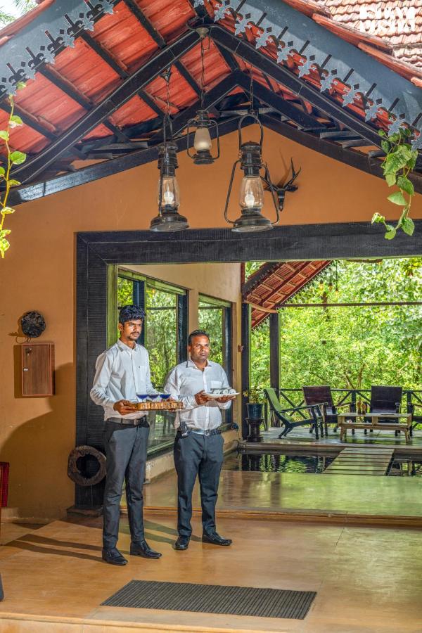 StayVista at Vannraj Farm Villa with Shared Pool & Bonfire - B&B Khawāsa