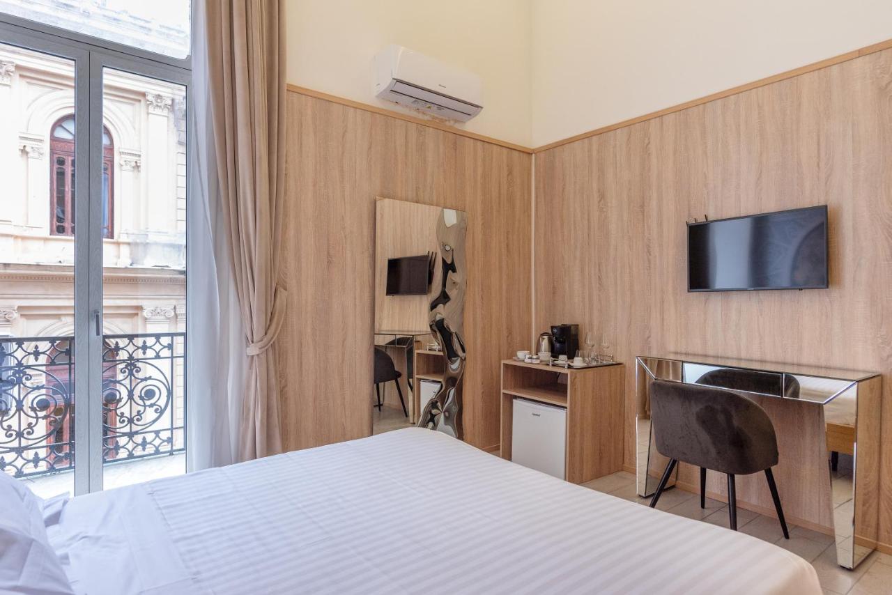 Zimmer mit Queensize-Bett und Balkon