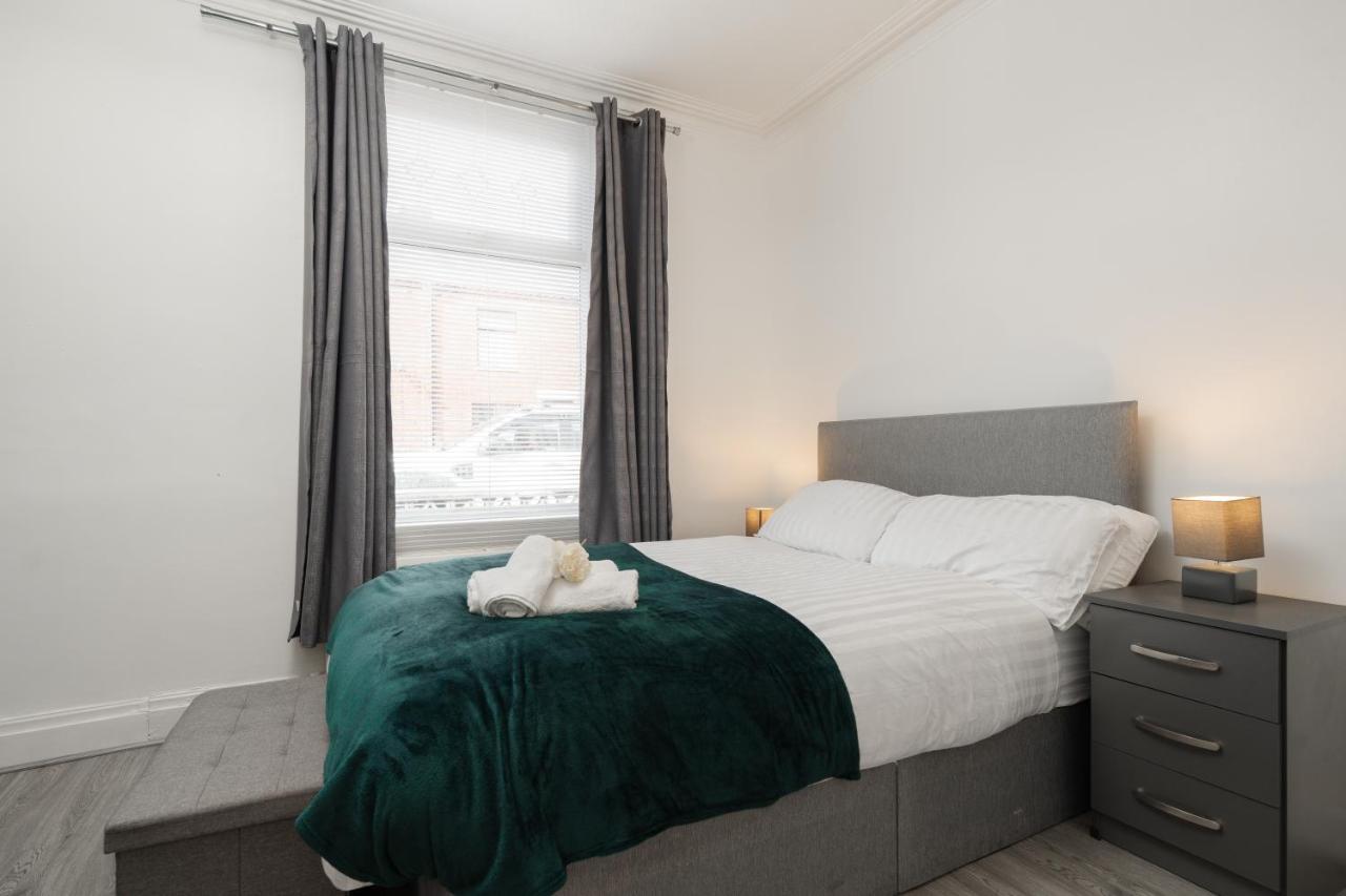 Denton Luxury Home - Sleep 8 - Speedy Wi-Fi - Free On-Site Parking - Chambres d'hôtes Denton