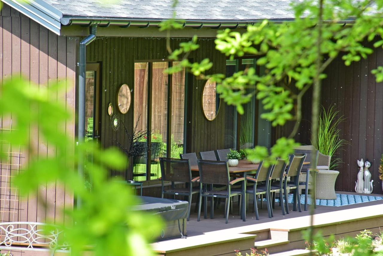 Pramogų namelis - B&B Naručionys