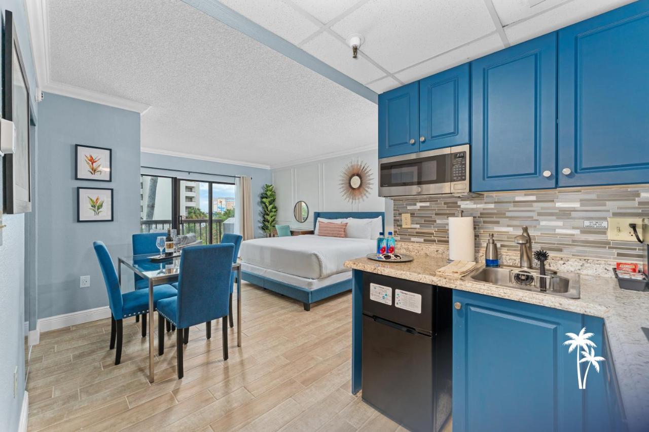 Couples Getaway King Balcony Condo Near Universal - Chambres d'hôtes Orlando