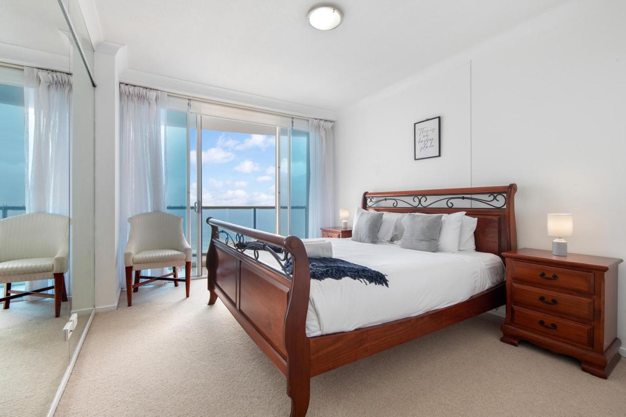 3 Bedroom 2 Bathroom Ocean View Apartment - Level 32