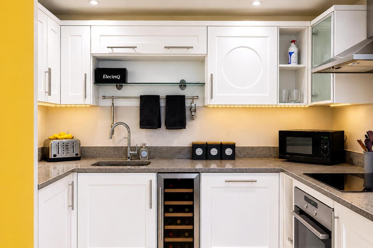 Landvue Stays, Modern, 2 bed apartment with free parking! - B&B Coventry