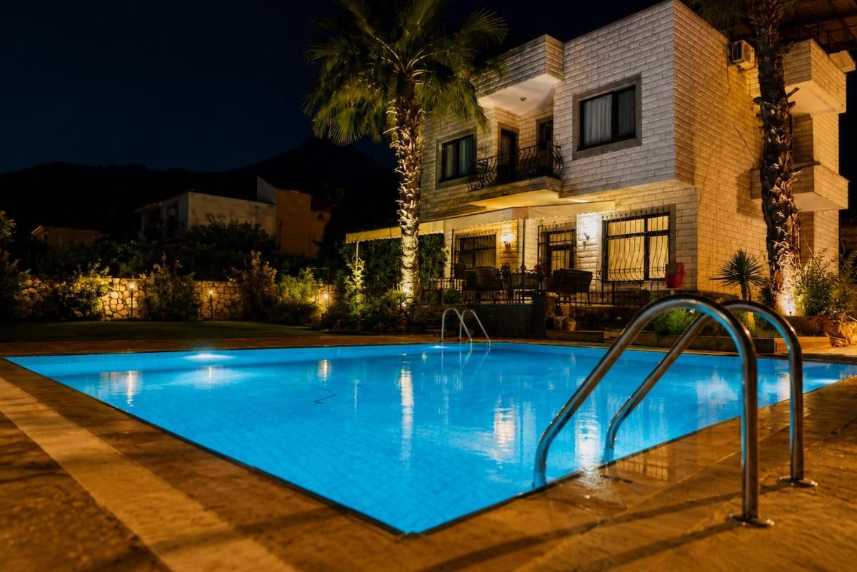 Spacious Villa with Sea and Mountain View - Chambres d'hôtes Kemer