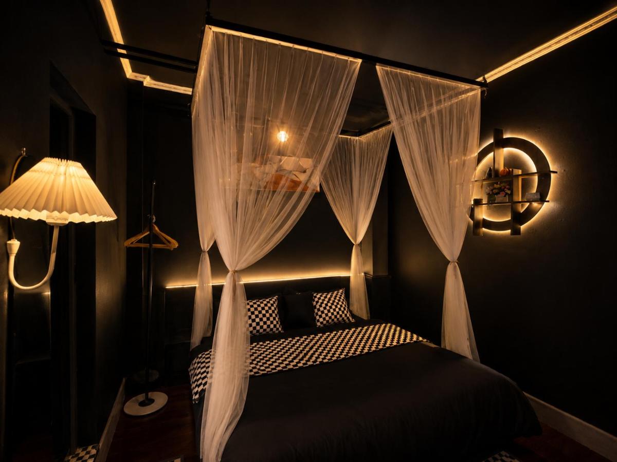Habitación con cama extragrande y balcón