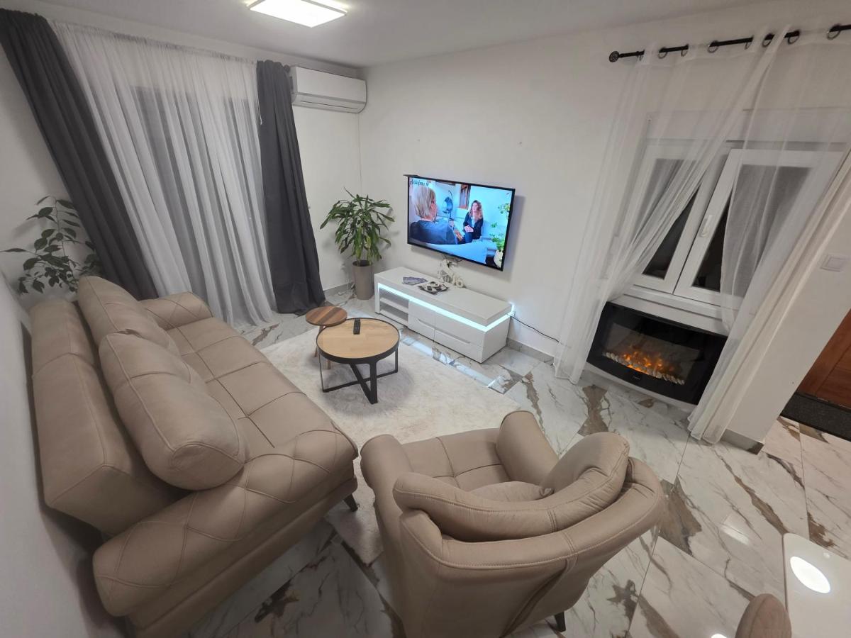 Apartmani Komatina Ðenovići 1 - Ferienwohnung Ðenovići