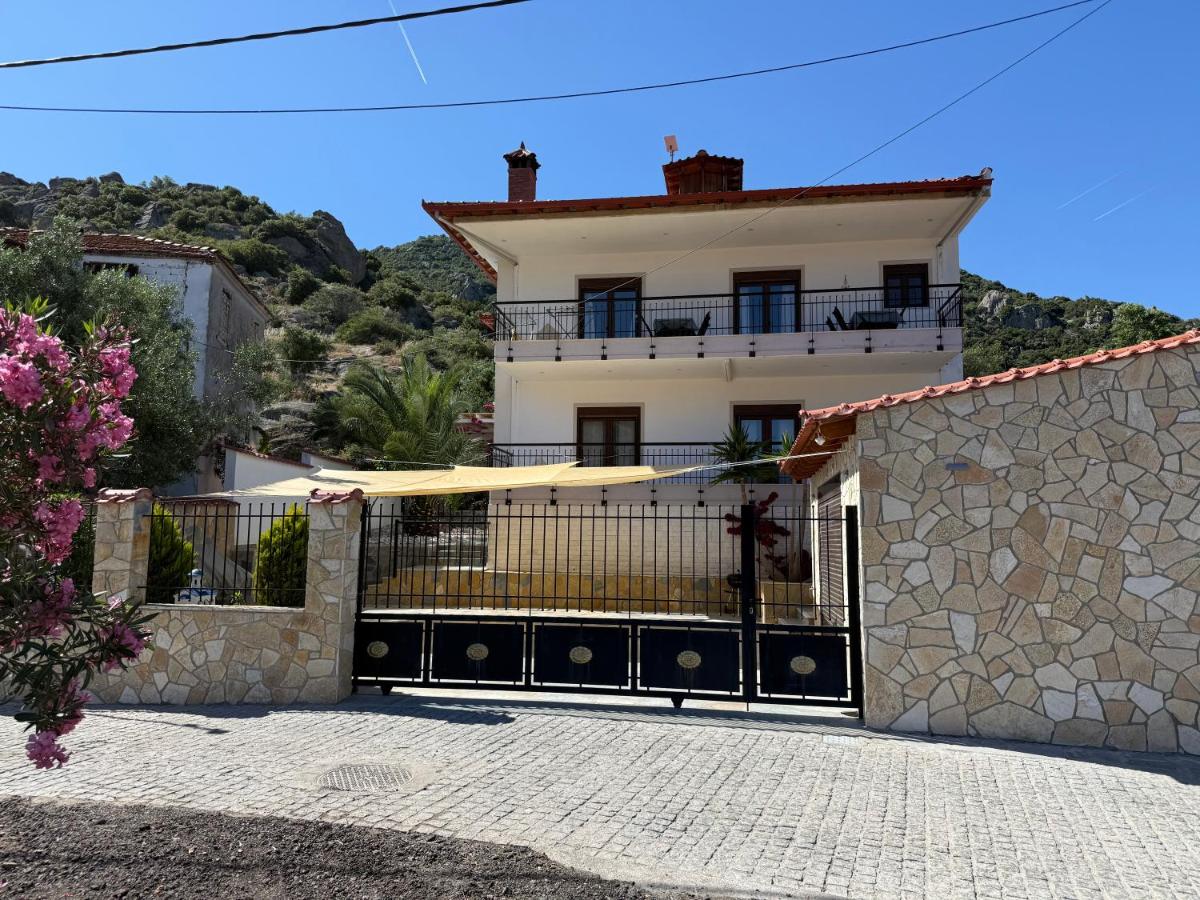 Stone house under a rock Kukos - B&B Sykia