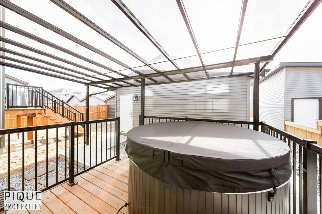 NEW-Luxury Retreat-Hot Tub-King Bed-AC-EV Charger - B&B Edmonton