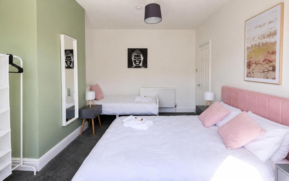 Gateshead Urban 3BR 4 Beds Home Sleeps 7, Free Parking - Bed and Breakfast Laytham