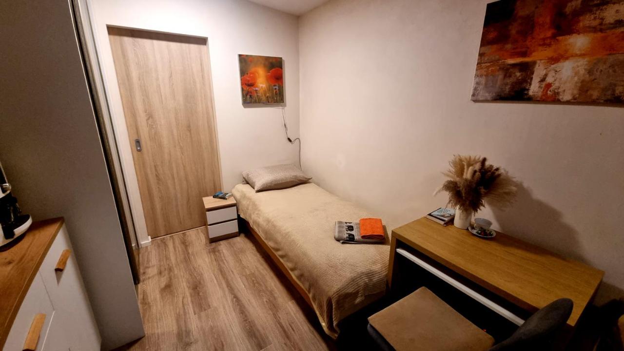 Nowoczesne Studio z ogrodem i parkingiem - Bed and Breakfast Poznań