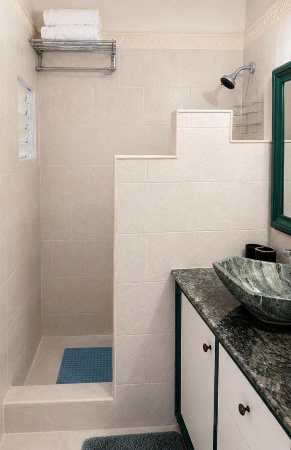 StayCentral, Cozy 2BR Apt in the heart of the city - Chambres d'hôtes Kingston