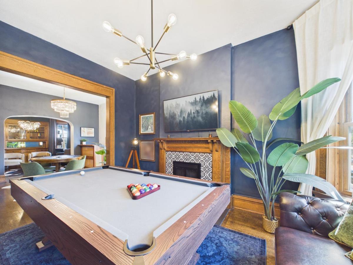 Wrigleyville Art Deco Suite Garage - B&B Chicago