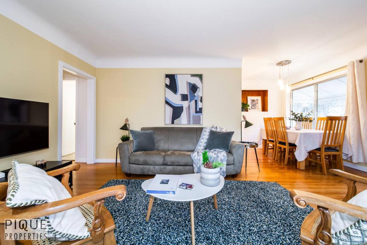 Casa LeBlanc - Latin Vibes - Sleep 4 - Netflix - Long Term - B&B Edmonton