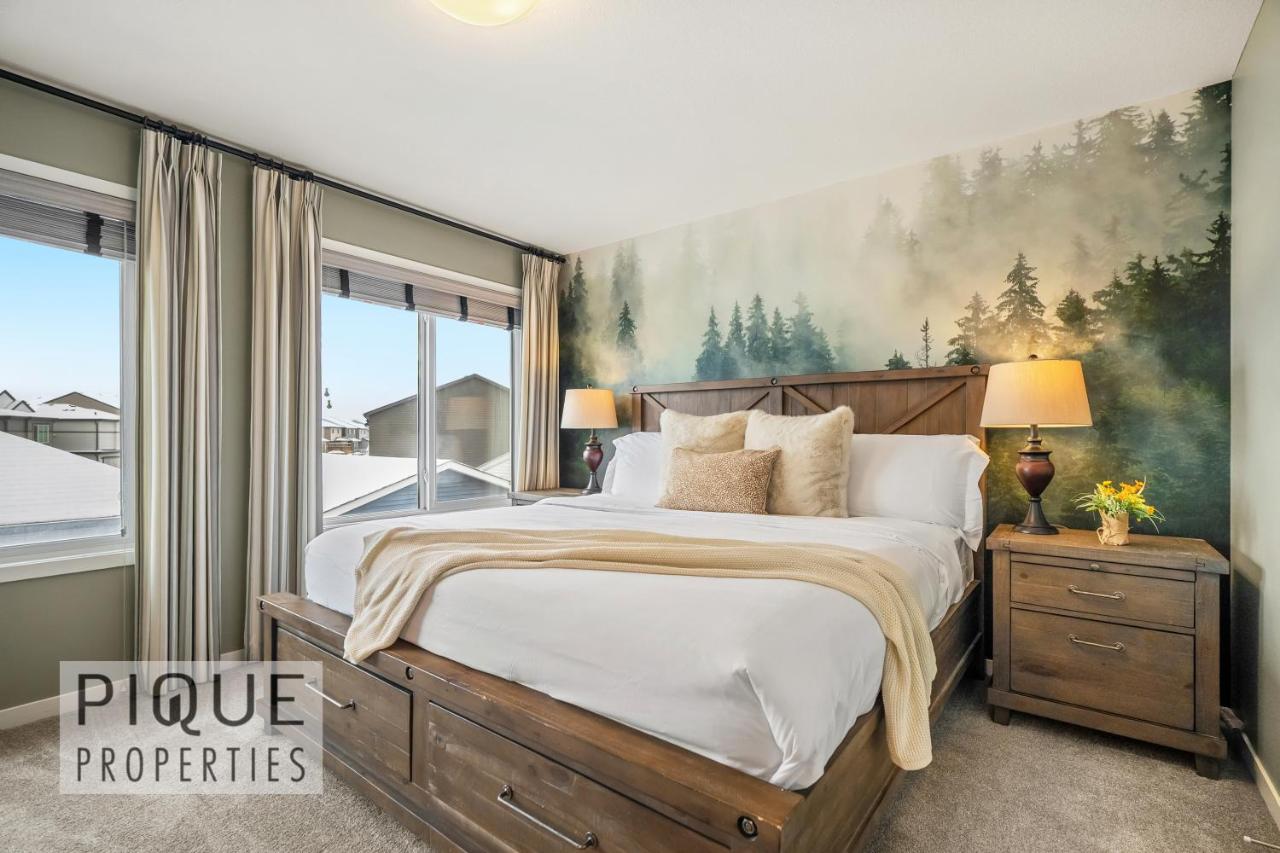 Wild Haven Retreat-HotTub-King Bed-Fireplace-BBQ - Ferienwohnung Edmonton