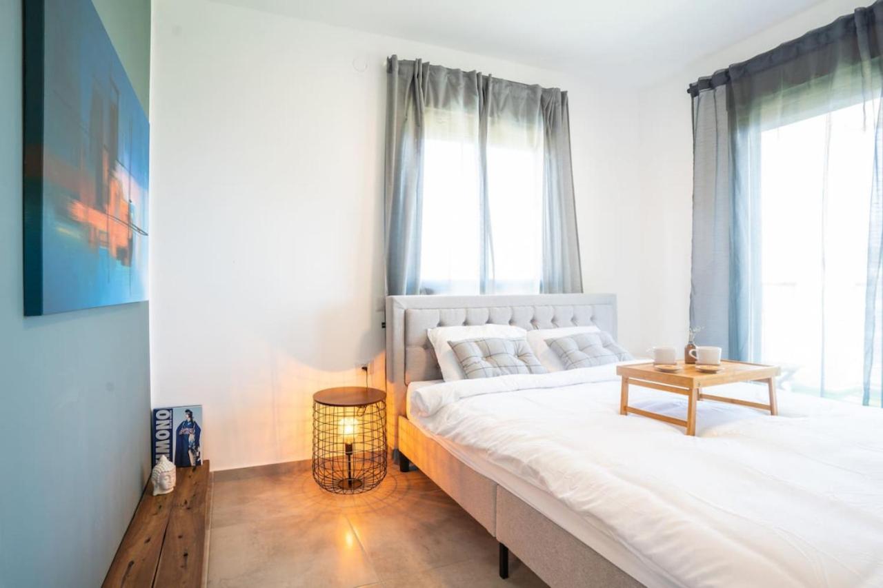 Vibrant Seaside Stay with Balcony - Chambres d'hôtes Nahariya