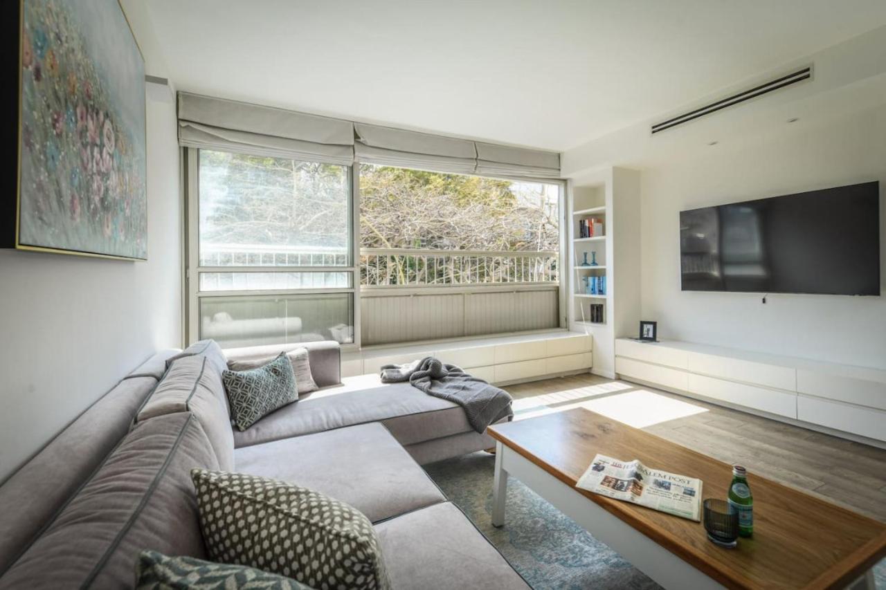 Chic 2BR Apt w Large Windows in Tel Aviv Old North - Bed and Breakfast Tel Aviv