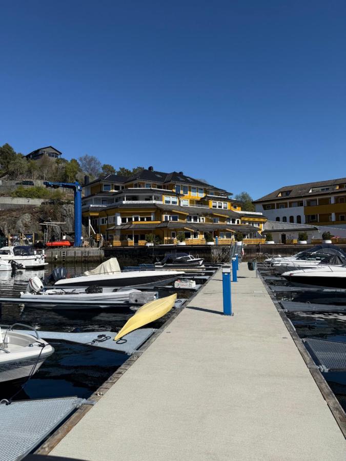 Askvik Marina Lägenhet i småbåtshamn med havsutsikt - B&B Askvik