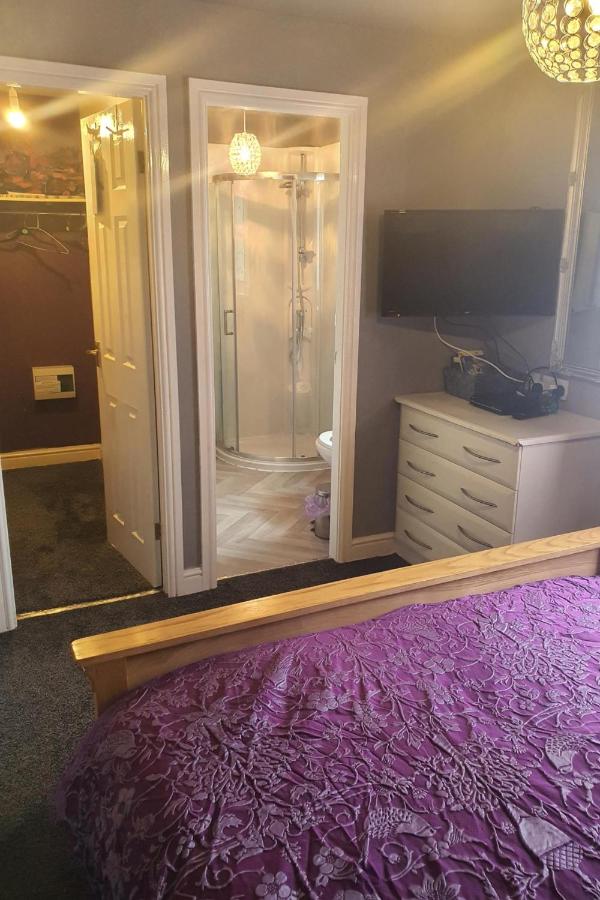 Wooden 3-Bed Lodge Sleeps 9 10 with Front Decking - Ferienwohnung Fleetwood