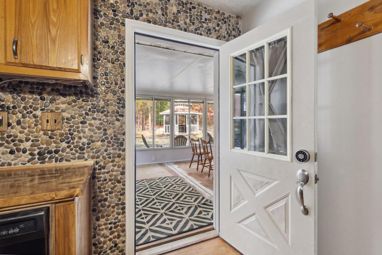 Modern Comfort Quiet, Clean & Central Hot Tub! - B&B Saint Helen