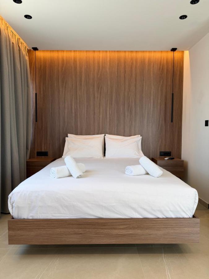 Hella Premium Rooftop suite - B&B Rodas
