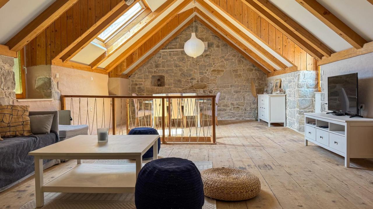 Stone house Olsavinia close to the beach - B&B Kutleše