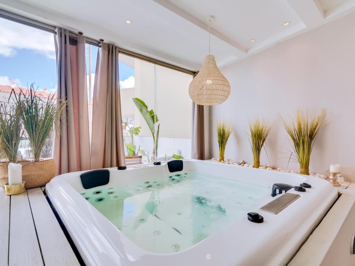 Villa Monica with Private Pool and Jacuzzi - B&B Quarteira