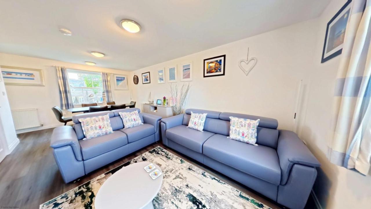 Paws and Relax - Part of the The Bay Filey Holiday Village with pool, gym and direct beach access, pub, restaurant, tennis and meadows walks - B&B Filey