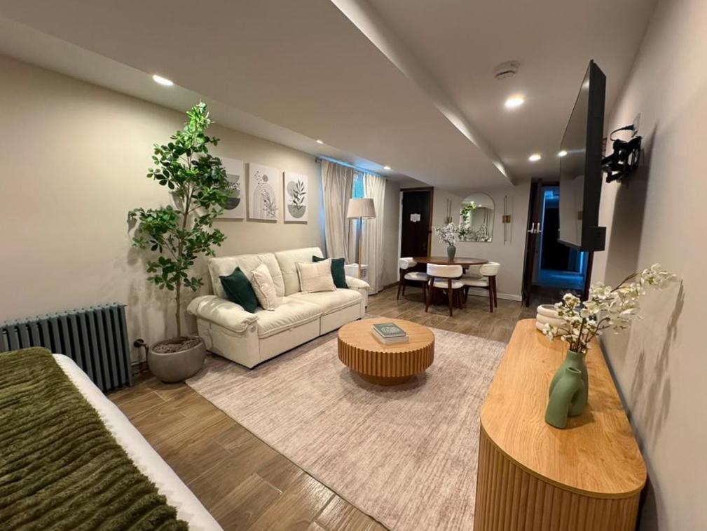 Studio Near Wrigley • Sleeps 4 • Games + Fireplace - B&B Chicago