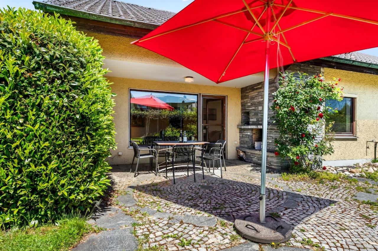 Ferienwohnung Aussichtsreich - großzügig mit Terrasse und Aussenkamin - Bed and Breakfast Lindau